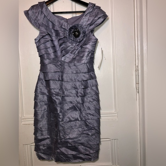 London Times Lilac Tiered Ruffle Sheath Cocktail Dresz - Picture 1 of 9